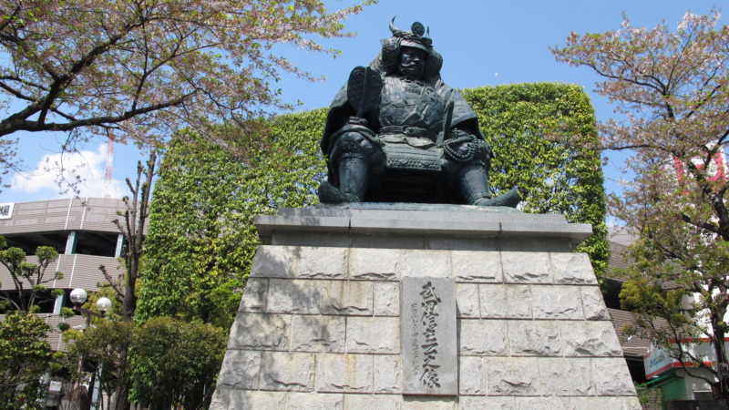 武田信玄公像の正面近景