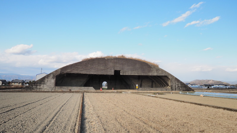 田園地帯に残る巨大な4号掩体の正面外観