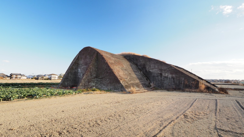 4号掩体の入口と左右のコンクリート壁面