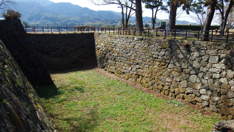 臼杵城跡の空堀(石に刻まれた記号が見つかる区間)