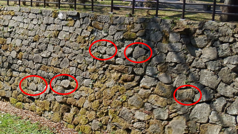 空堀の石面に見える刻印(H・M・+などの記号例)