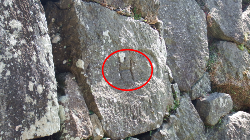 空堀沿いの刻印(複数の記号が確認できる石)