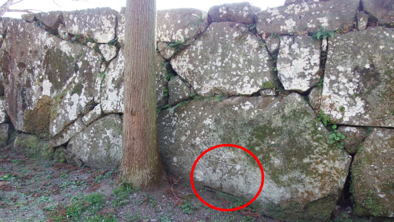 刻印が残る石のクローズアップ(家紋とは違う趣の記号)