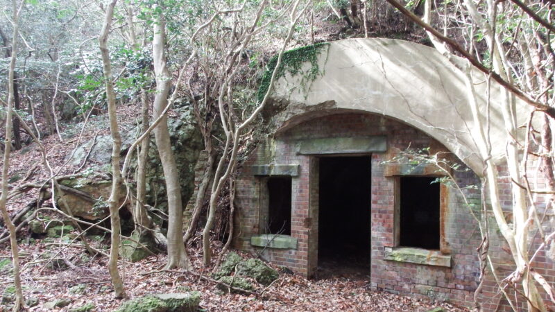 金田城跡の山頂部(周囲の景観と遺構が見える場所)