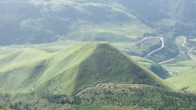 由布岳側から見下ろした飯盛ヶ城（削平の様子が分かる）