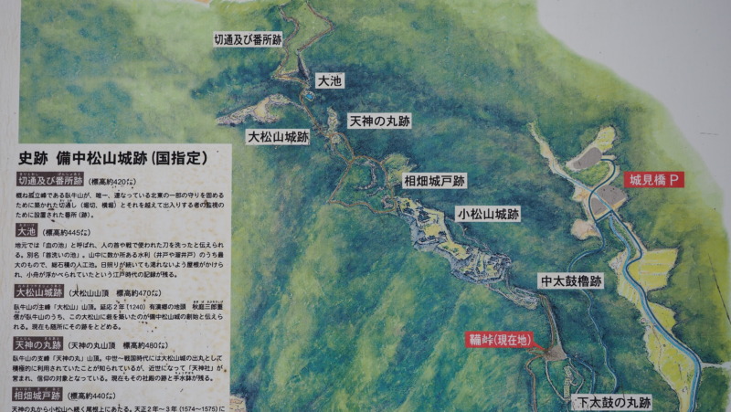 城域内への移動路。石畳と石垣が見える道