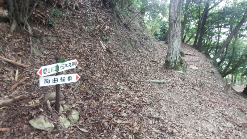 置塩城の曲輪群。尾根上に連続する城域の風景