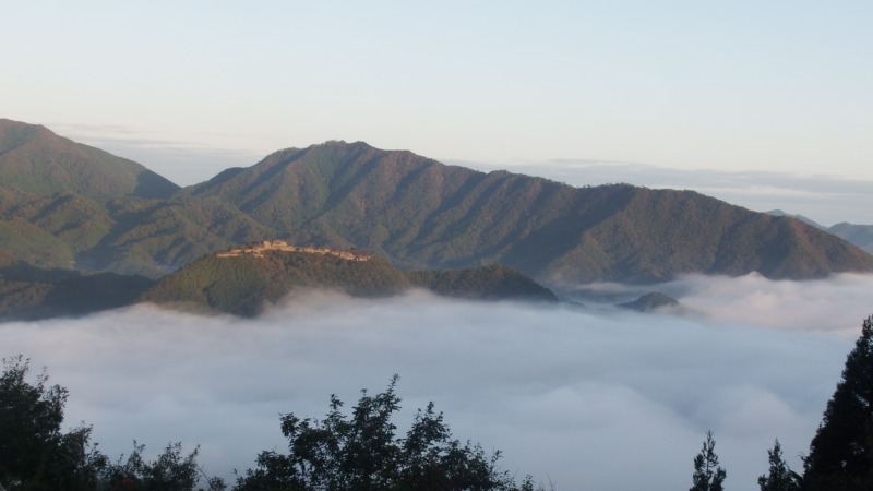 朝日に照らされ始めた竹田城(午前6時50分)