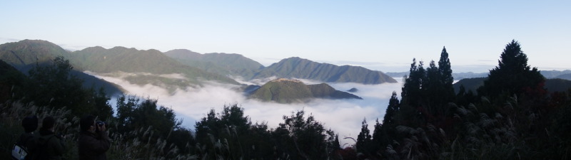 雲海の上に浮かぶ竹田城を朝日が照らす瞬間