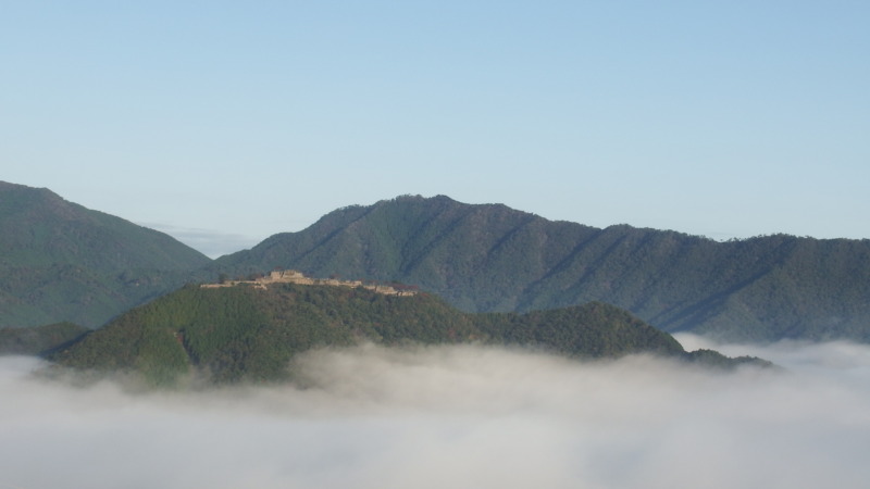 雲海が厚くなり広がる竹田城(午前7時30分)