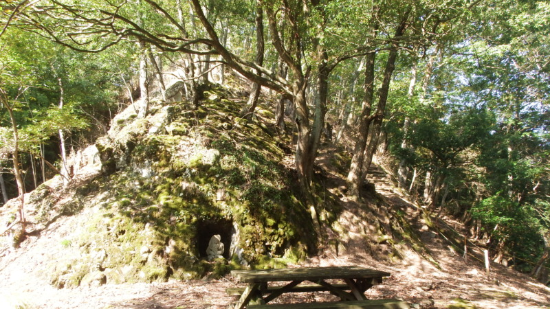 中腹の休憩地点「秋葉さん」付近