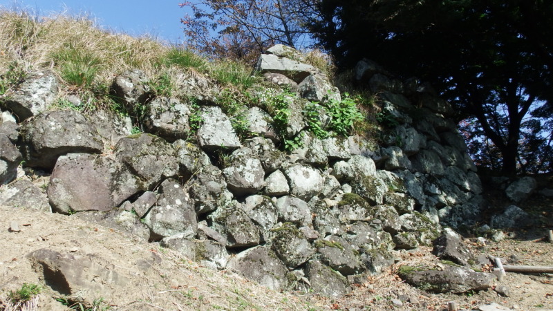 本丸へ続く石垣の残る区画