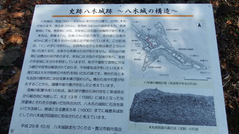 本丸付近の石垣と通路