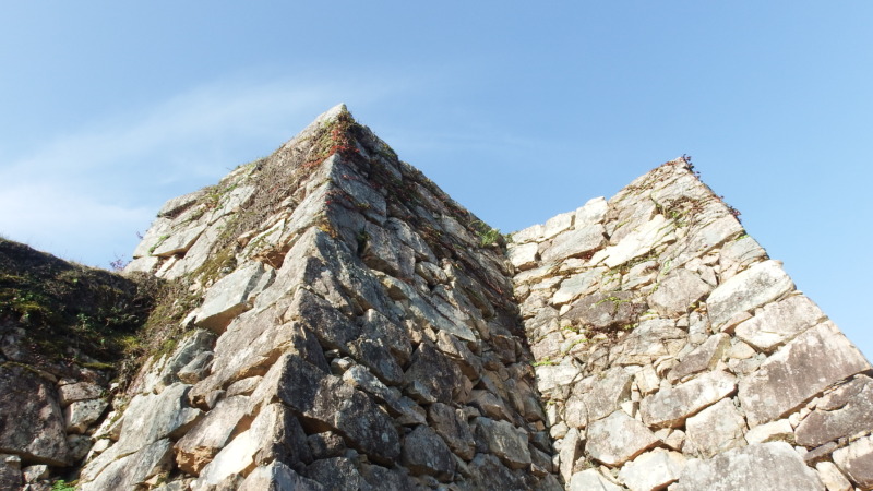 石垣が連なる竹田城跡の城内風景