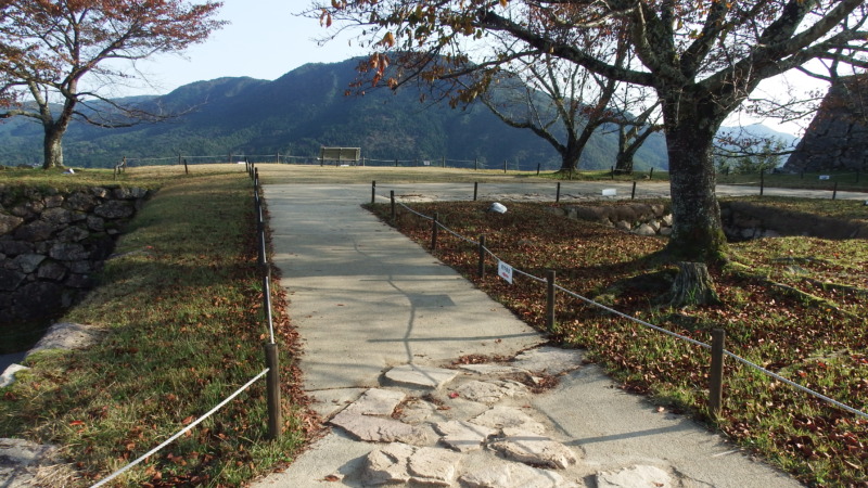 竹田城跡の名物「空中のベンチ」