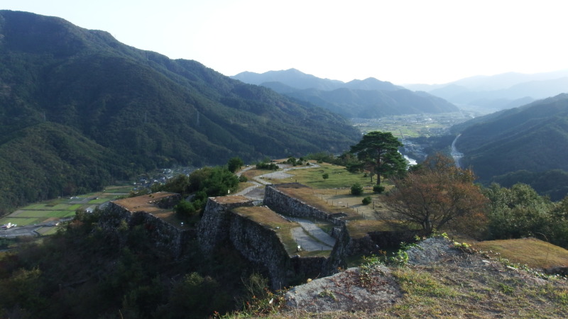 竹田城跡の石垣と通路の様子