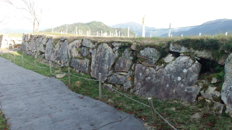 竹田城跡の石垣と周囲の眺望