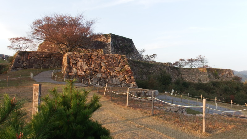 夕陽に照らされる竹田城跡の石垣