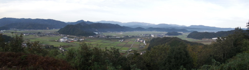 周辺の山並みを望む眺め