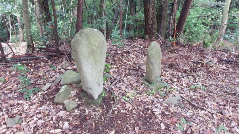 芥川城城域内に残る墓石群
