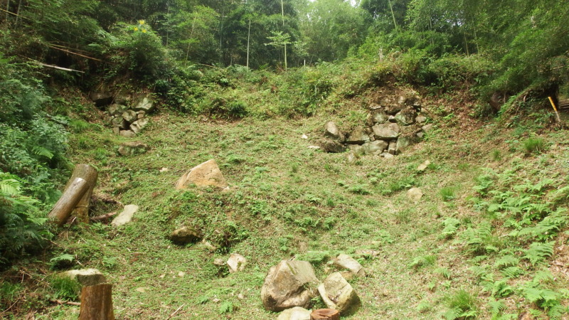 中央部が崩落した芥川城の大石垣