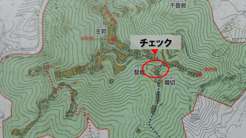 高低差のある斜面を見下ろす位置