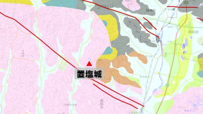 姫路周辺の地質図。置塩城周辺の流紋岩帯がピンク色で示されている