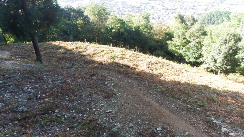 石踏の段曲輪の石積みと眺望