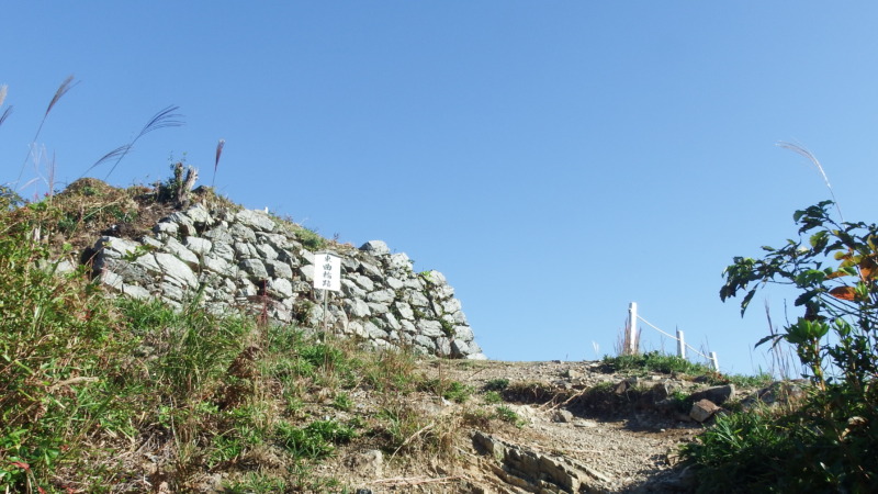 東曲輪の石垣とチャート岩の割れ目