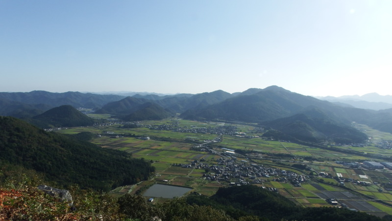 黒井城山頂の本丸付近と石垣