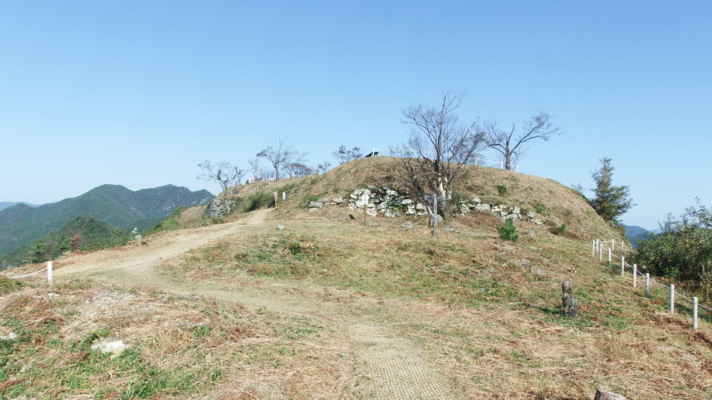 三の丸の広い平坦曲輪