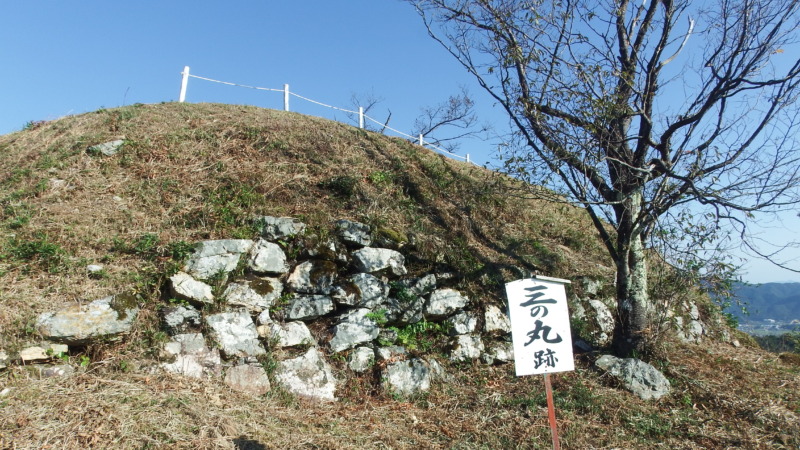 三の丸から見える山頂石垣と景色
