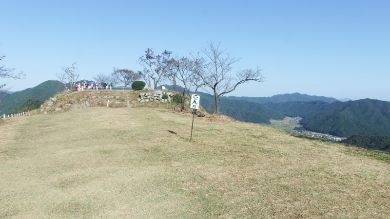 二の丸の芝生が広がる快適な曲輪