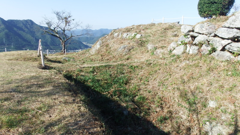 二の丸と三の丸を隔てる空堀と土橋