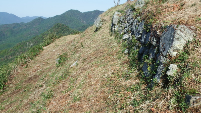 整備された空堀と土橋のクローズアップ