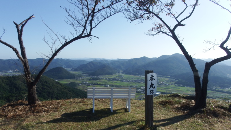 黒井城本丸に設置された空中ベンチと雲海を想定した眺望