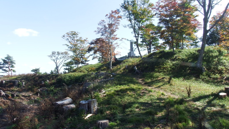 主郭へ向かう尾根道