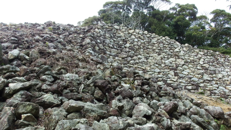 金田城の石垣と城壁の防衛構造