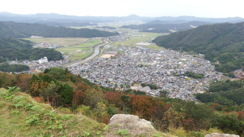 有子山城主郭石垣の遠景と威圧感