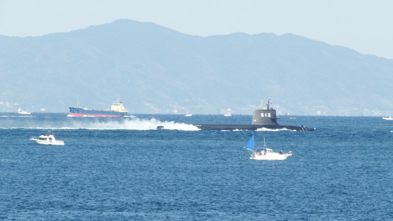 猛スピードで海上を進む潜水艦（航行中の姿）