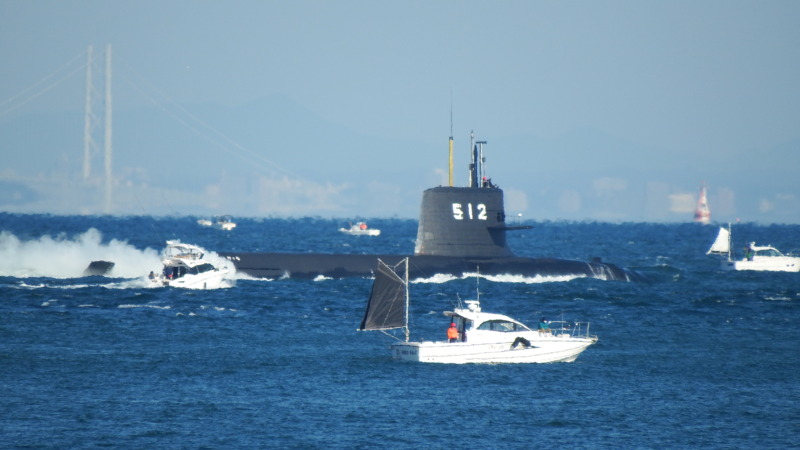 潜水艦が通過する海域（周囲の船舶と海面の様子）