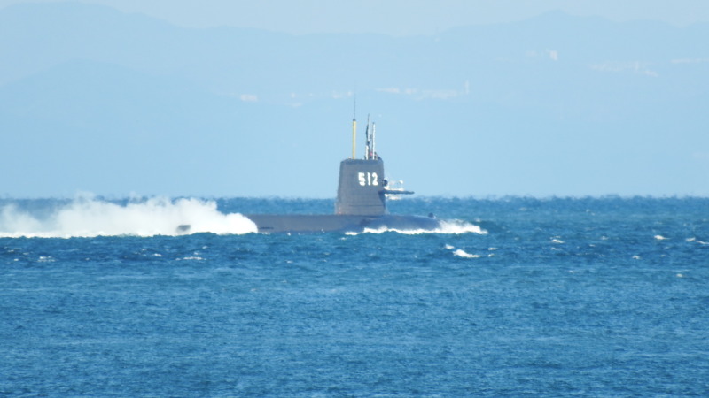 潜水艦の後方（航跡とスクリュー付近の水流）