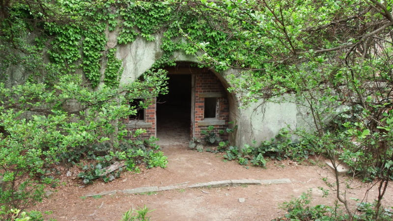 第５砲台跡の内部通路（レンガとコンクリートの構造）