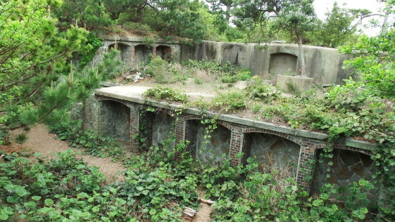 第５砲台跡の開口部と壁面（要塞遺構のディテール）
