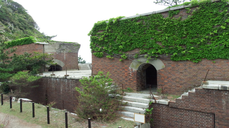 第２砲台跡の崩落した壁面（侵食で傷んだ要塞遺構）