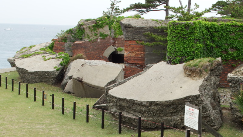 第２砲台跡の厚いコンクリート構造（防御施設の断面）