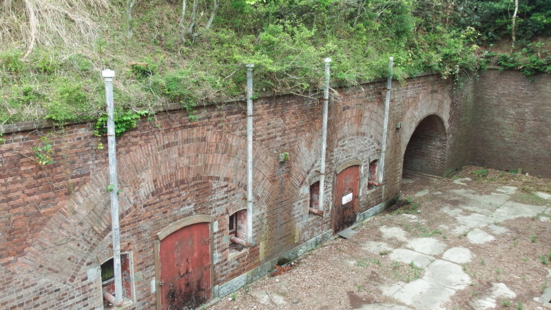 第２砲台跡の弾薬庫群（煙突が立つ棲息掩蔽部周辺）