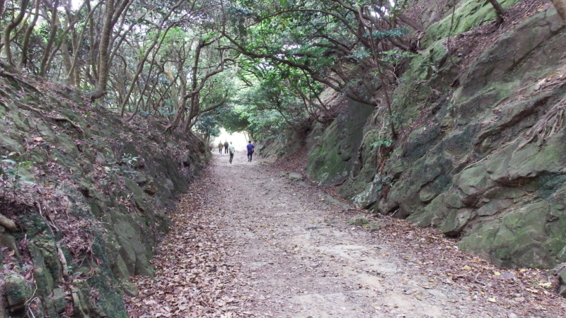要塞のために岩を砕いて作られた道（軍用道路の雰囲気）
