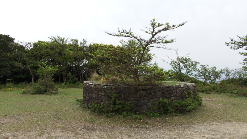 キャンプ場周辺の設備と広場（島内の宿営スペース）