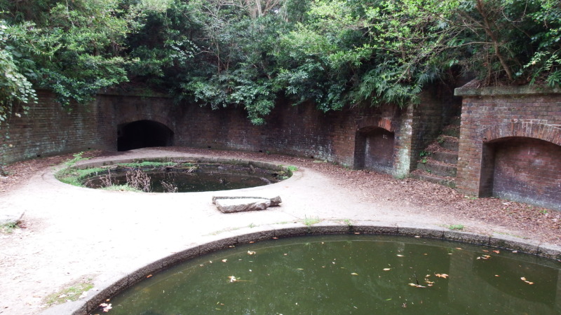 第３砲台跡の砲座（円形の窪みに大砲が据えられていた場所）